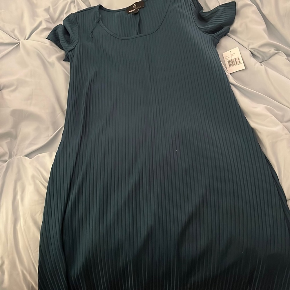 Green short sleeve dress